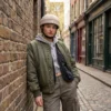 Vero-Ebike-Helm-Dames-Beige-Beanie Dames e-bike helm met een beige muts-look cover van Vero in een urban setting.