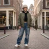 Vero-Beanie-Beige-Vrouw-Streetstyle Vrouw in een moderne stadsstraat met een stijlvolle beige beanie helm cover van Vero.