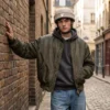 Vero-Urban-Beanie-Beige-Heren Urban e-bike helm met beige beanie cover gedragen door een man in een historisch stadsstraatje.