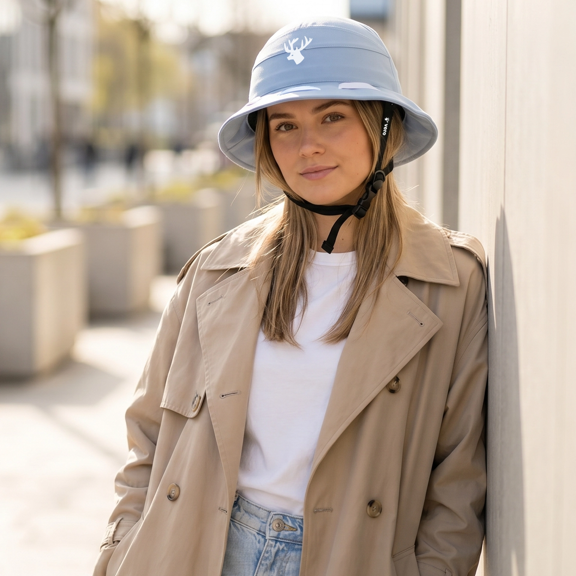 Lichtblauwe e-bike & fatbike fietshelm, bucket hat Vero Lichtblauwe e-bike en fatbike fietshelm bucket hat van Vero close-up gedragen door vrouw